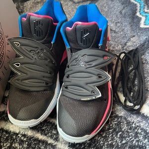 Kyrie 5 Black\Volt-Hyper Pink
